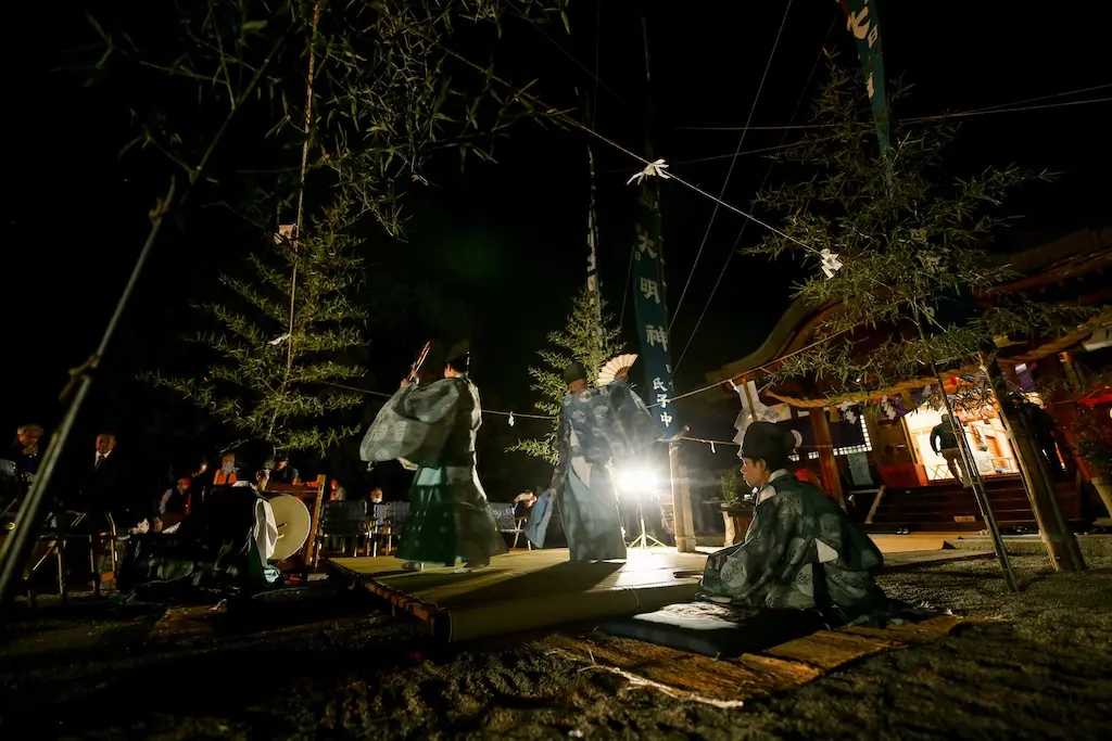 参道と木漏れ日